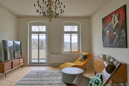 (EF1113_M) Gera: Röppisch, stilsicher möblierte Wohnung mit Holzdielung, Balkon, PKW-Stellplatz und Garten