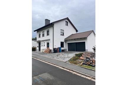 Charmantes Einfamilienhaus mit Doppelgarage - Weinbach