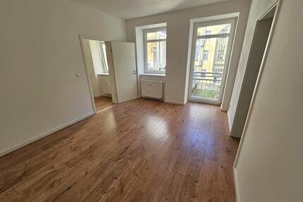 Maisonettewohnung mit Terrasse, Gäste- WC, Tageslichtbad mit Badewanne und schönem Laminatboden! - Magdeburg