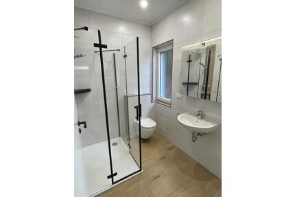 KERNSANIERTE HELLE BARRIEREFREIE 2 ZKB MIT SEP. EINGANG - Pirmasens Niedersimten