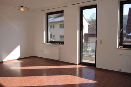 Großzügige renovierte 3-Zimmer-Eigentumswohnung inkl. Balkon, PKW-Stellplatz, 1. Obergeschoss - Bad Brückenau