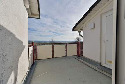 Großzügige 2-Raum-Wohnung: Wohnzimmer und eigene Dachterrasse in ruhiger Lage - Hohenstein-Ernstthal