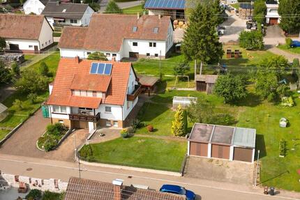 Einfamilienhaus mit 50 qm Werkstatt und 3 Garagen - Königsheim