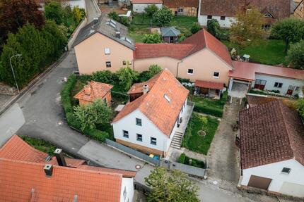 Idyllische Einfamilienhaus im Grünen mit versch. Nebengebäuden - Hohenroth