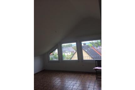 Helle Dachgeschosswohnung mit großen Balkon - Holle