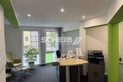offen gestaltetes Büro mit Blick in die Natur - Gaildorf