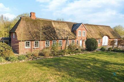 Charmantes Reetdachhaus mit großem Grundstück und vielfältigen Möglichkeiten in Klixbüll