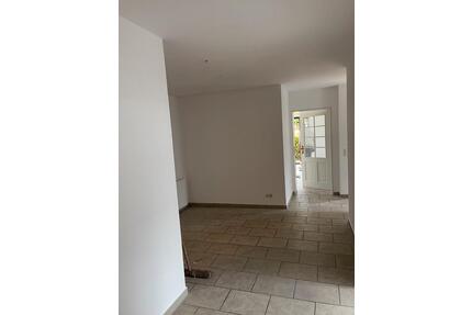 Schöne geräumige frisch renovierte 4 ZKB straßenabgewandte Lage - Brake (Unterweser)