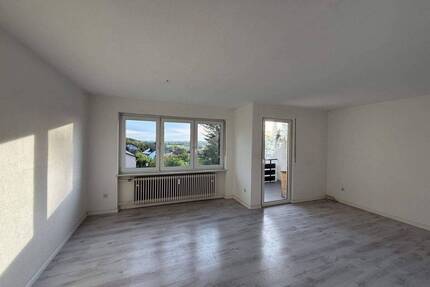 Provisionsfrei & bezugsfähig! Nette 3-Zimmer-Wohnung mit Südwestloggia, ca. 77,6 qm im 1.OG in ruhiger Hanglage - Dietersheim