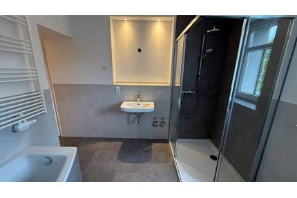 ALLES NEU im 1.OG - Bad mit FensterWanneDusche - frei ab sofort - Flöha