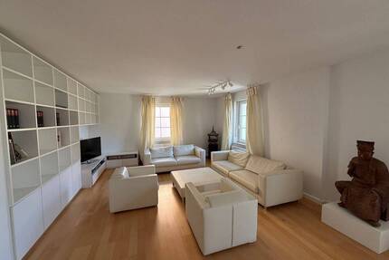 hochwertige 4-Zi.-Wohnung mit EBK, Balkon und Garage - Kitzingen