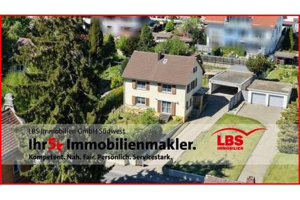 Mitten in Pfullendorf! Gepflegtes Zweifamilienhaus mit großem Garten und Doppelgarage
