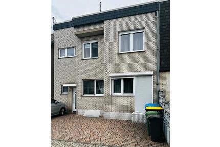 Mehrgenerationenhaus in Düren, OHNE MAKLER . Garten & Stellplätze