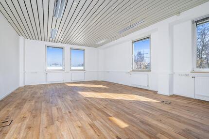 PROVISIONSFREI | Lichtdurchflutetes kernsaniertes Eckbüro (45 m²) | Südlage | 1 Stellplatz | Neusäß