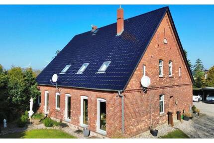 Vielseitig nutzbarer Dreiseitenhof mit Generationshaus, Einliegerwohnung und Nebengelass in Marlow!