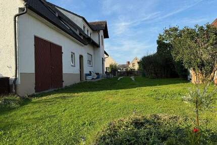 Zweifamilienhaus mit zusätzlichem Baugrundstück im Herzen von Nordendorf