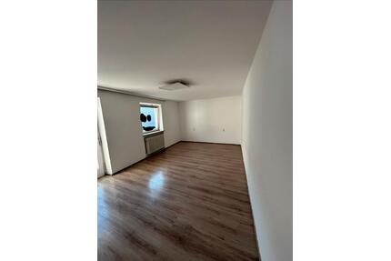 4 Zimmer Wohnung mit Balkon . - 1.200,00&nbsp;EUR Kaltmiete, ca.&nbsp; 120,00&nbsp;m&sup2; in Mainburg (PLZ: 84048)