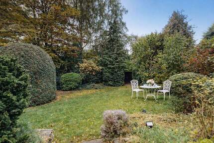 Freistehendes Zweifamilienhaus in ruhiger Anliegerstraße mit großem Erbpacht-Grundstück - Frankfurt am Main Eschersheim