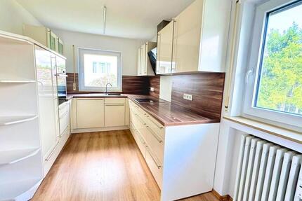 Modern renovierte 3-Raum-Wohnung mit Einbauküche, Balkon und Garage in Laichingen