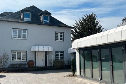 klimatisierte Dachgeschoss-Wohnung mit Balkon in Altbauvilla - Saarlouis