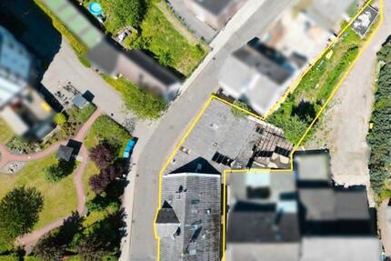 Mehrfamilienhaus mit 3 Wohneinheiten und 2 Gewerbeeinheiten - Klein Nordende