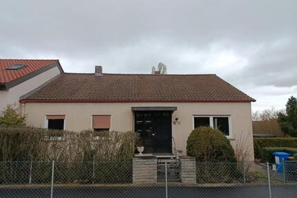 Großzügiges & vielseitig nutzbares Wohnhaus mit Souterrainwohnung - Kitzingen