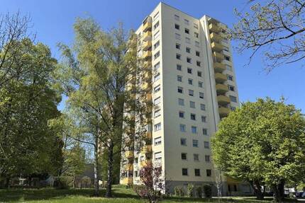 Freie 2-Zimmer-Wohnung mit Balkon im 5. Obergeschoss! - Stuttgart Mönchfeld