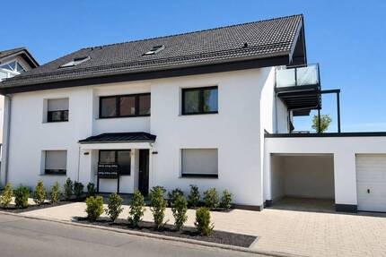 Hochwertige 3-Zimmer-Dachgeschosswohnung mit Balkon, Einbauküche und Garage in Petersberg