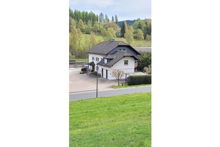 Wohnhaus mit Doppelgarage und Carport - Erndtebrück