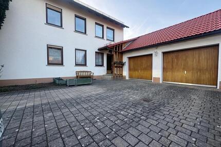 Charmante 3,5-Zimmer-Wohnung mit Balkon zu vermieten - Neuenmarkt