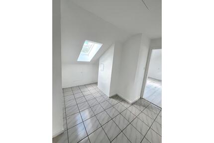 Frei sofort 3 ZKB Dachgeschosswohnung b. Dinkelscherben