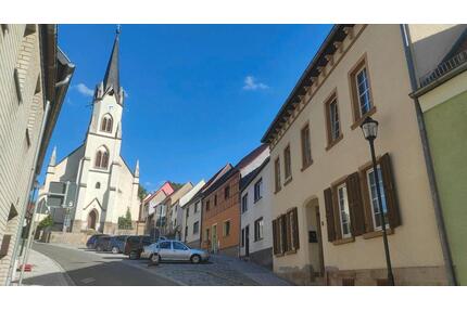 Haus mit Balkon und Garten - 189.000,00&nbsp;EUR Kaufpreis, ca.&nbsp; 200,00&nbsp;m&sup2; in Osterfeld (PLZ: 06721)
