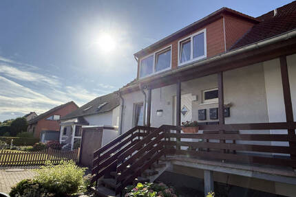 Charmante Doppelhaushälfte mit zwei Wohneinheiten und schönem Garten in Göttingen-Holtensen