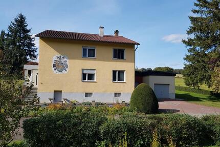 Zweifamilienhaus in Alleinlage mit 2 Garagen + KFZ Stellplätzen - Mühlingen