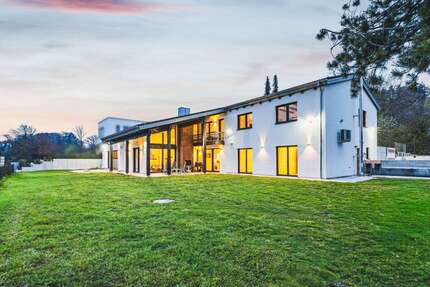 Haus zum Kaufen in Etterzhausen 2.750.000,00 € 480 m²