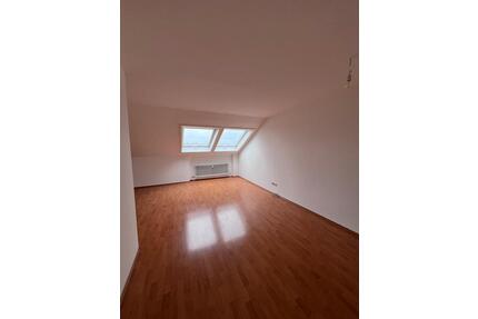 Helle 2,5-Zimmer Wohnung mit großem Wohnzimmer und Balkon - Markgröningen