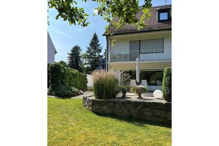 Großzügiges Wohnhaus mit wunderschönem Gartengrundstück und Blick ins Grüne in bevorzugter Wohnlage in Zirndorf