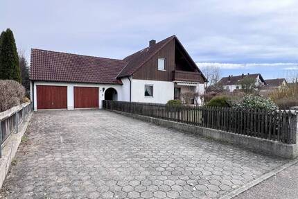 Einfamilienhaus mit großem Garten, Garage und Wintergarten - Zeitlarn - Laub