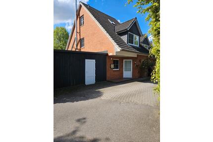 Reihenendhaus mit Hofeinfahrt, Doppelgarage und kleinem Pool - Handewitt