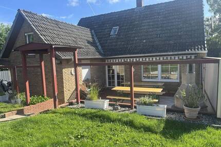 Bad Oldesloe: Älteres Einfamilienhaus mit großer Terrasse und Garage in ruhiger Wohnlage (A 3733)