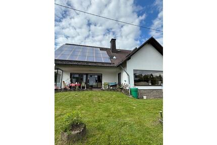 Einfamilienhaus mit Schwimmbad, Carport und Gewerbeeinheit - Gummersbach