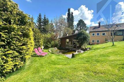 Einfamilienhaus mit Einliegerwohnung auf weitläufigem Grundstück - ideal für Ausbau oder Neubauanteil - Königsfeld im Schwarzwald / Weiler