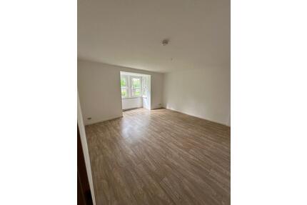 Ruhige und großzügige Einraumwohnung im Erdgeschoss ,ideal als erste, eigene Wohnung - Aschersleben