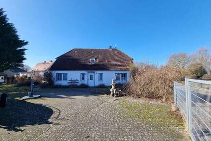 Charmantes Einfamilienhaus mit Einliegerwohnung und Nebengebäude in ruhiger Lage von Mursewiek auf Rügen - Ummanz