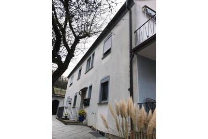 Großes Mehrfamilienhaus mit Garten, Terrasse und Grundstücksteilungsmöglichkeit für einen Bauplatz in Gerbrunn