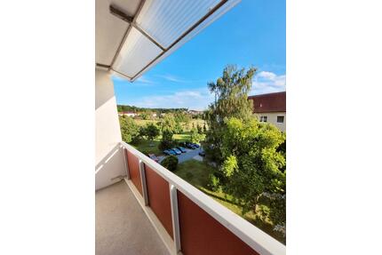 In Osterfeld: Große helle 57,94 qm 3-Zimmer Wohnung mit Balkon, mitten im Grünen mit Garten Mitbenutzung, Parkplatz direkt vor der Haustür, nur 1 min. zum Supermarkt!