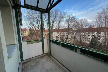 Entspannen Sie mal...hier kommt die neue mit Balkon.. ..helle, moderne 3 Zimmer-Wohnung mit Einbauküche . sofort einzugsfertig - Zwickau Marienthal