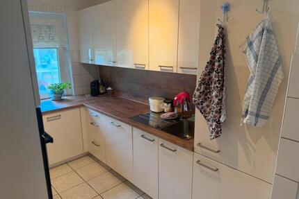 Gepflegte 4- Zimmer Wohnung mit Balkon, Garage & neue Einbauküche - Nürtingen