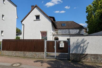 Top!! Kleine Doppelhaushälfte auf 2 Etagen mit Balkon - Frankfurt am Main Nord-West
