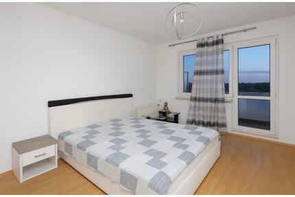 Großzügige, helle und möblierte 4-Raum-Wohnung mit Balkon und Panoramablick ins Grüne in Breitenheerda bei Rudolstadt – verkehrsgünstig zwischen Arnstadt, Erfurt und Weimar gelegen